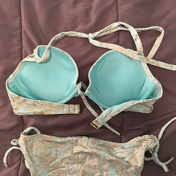 Bikini - Picture 2 of 2